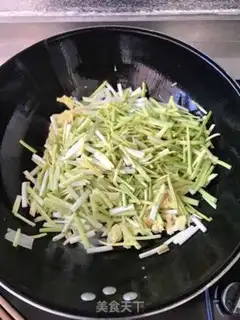 Make Garlic fried eggs step 5