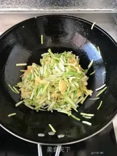 Make Garlic fried eggs step 6