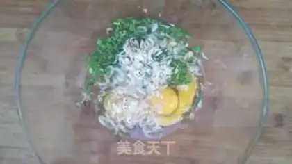 Make Soyato shrimp, fried eggs step 4