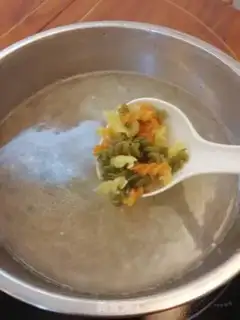 Make Three-coloured vegetable noodles for shrimp step 1