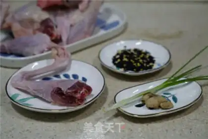 Make Black rice chicken leg soup step 0