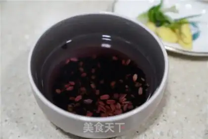 Make Black rice chicken leg soup step 1