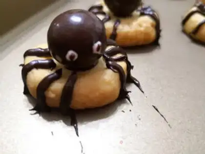 Make Spider crackers step 8