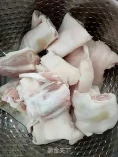 Make Piggy hands with sauce step 0