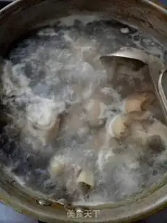 Make Piggy hands with sauce step 1