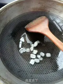 Make Piggy hands with sauce step 3