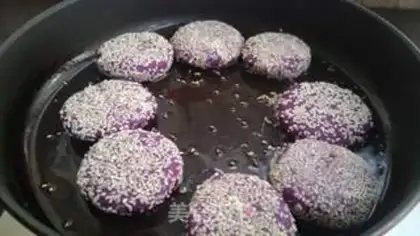Make Potato red sugar sesame cake step 13