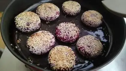 Make Potato red sugar sesame cake step 14