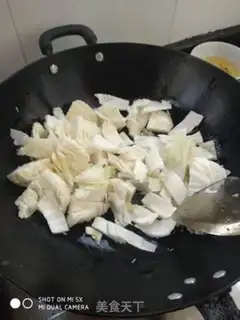 Make A cabbage fan with hot potballs step 4