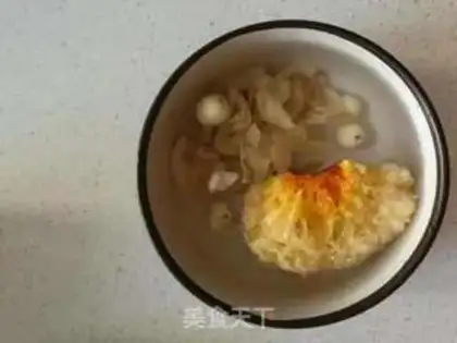 Make Silver Ear Lotus soup step 1
