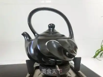 Make A pot of pottery boils milk step 0