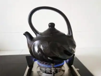 Make A pot of pottery boils milk step 1