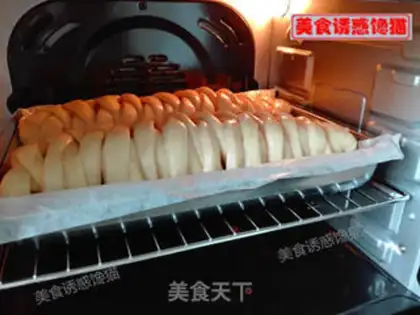 Make Red-tree cake rolls step 16