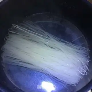 Make Sour sauce and rice powder step 1