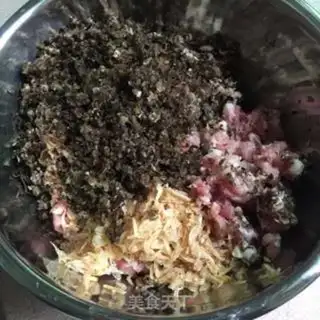 Make Mulberry mushroom meat buns step 4