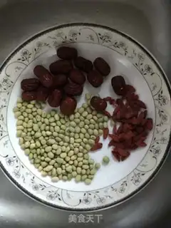 Make Carrot dates, soybeans seaweed soup step 1