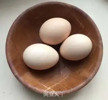 Make Tomato fried eggs step 1