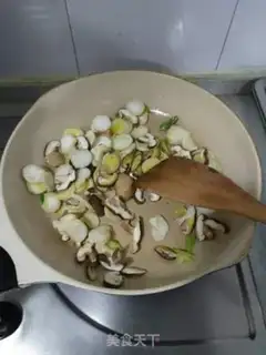 Make Two mushrooms, Dutch beans step 3