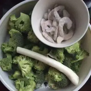 Make Cracking the broccoli shrimp step 0