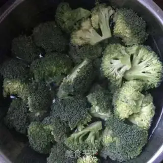 Make Cracking the broccoli shrimp step 1