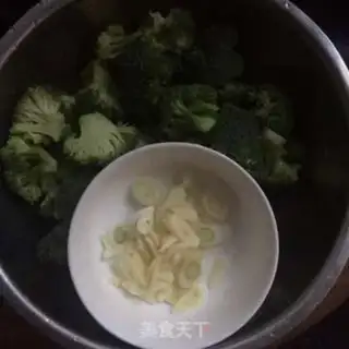 Make Cracking the broccoli shrimp step 2