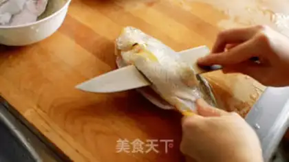 Make Yellow pasta with fresh snow step 1