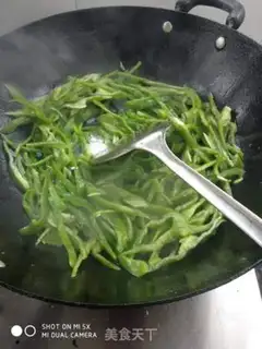Make Tomato mushroom egg noodles step 1