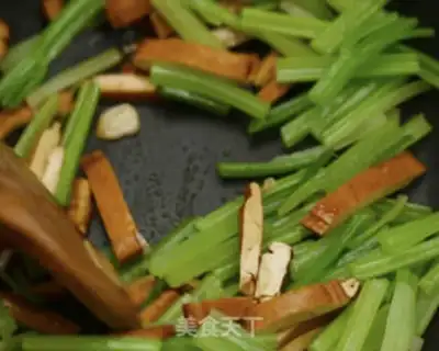 Make Celery fried dry step 8