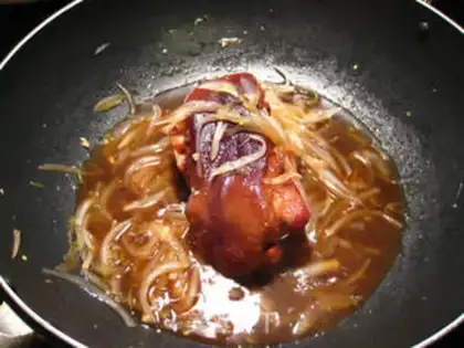 Make Black pepper onion, pig