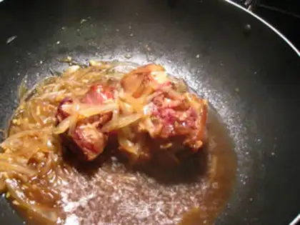 Make Black pepper onion, pig