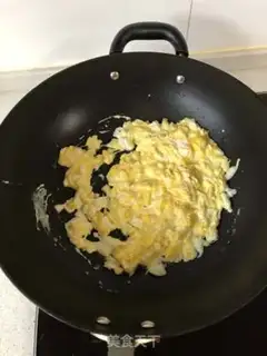 Make Tomato fried eggs step 1