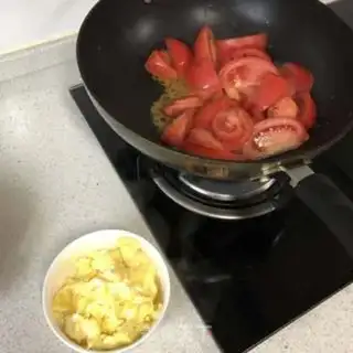 Make Tomato fried eggs step 2