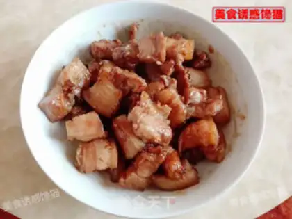 Make Red roast meat rice step 1