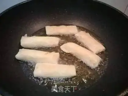 Make Banana cheese rolls step 4