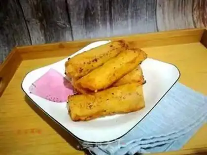 Make Banana cheese rolls step 5