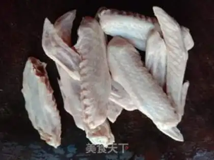 Make A fragrance of beer and duck wings step 1