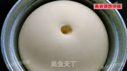 Make Gold-coloured coconut bread step 1