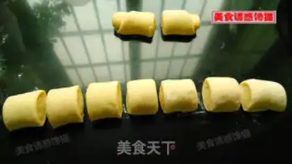 Make Gold-coloured coconut bread step 4