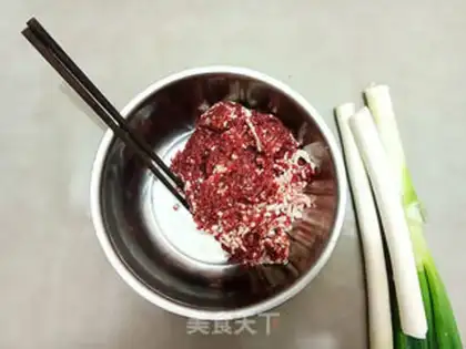 Make Four-skinned three-pattern beef pie step 1