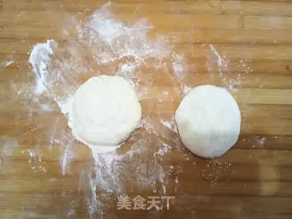 Make Four-skinned three-pattern beef pie step 5