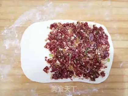 Make Four-skinned three-pattern beef pie step 6