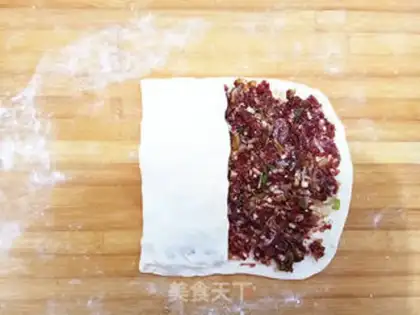 Make Four-skinned three-pattern beef pie step 7