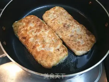 Make Four-skinned three-pattern beef pie step 10