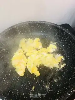 Make Scrambled eggs step 1