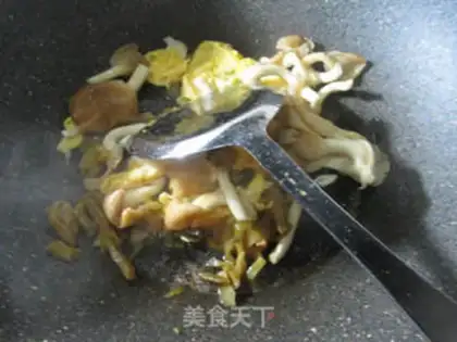 Make ♪ Squeeze the roses and duck egg noodles ♪ step 3