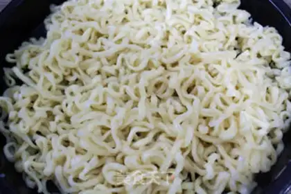 Make Noodle pizza step 1