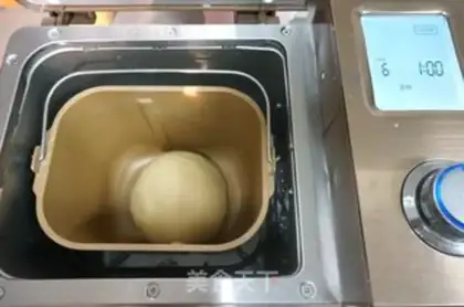 Make Christmas bread step 4