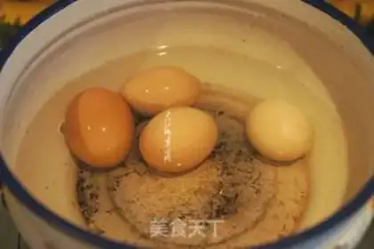 Make Garlic eggs step 1