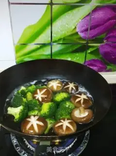 Make Fried mushroom broccoli step 2