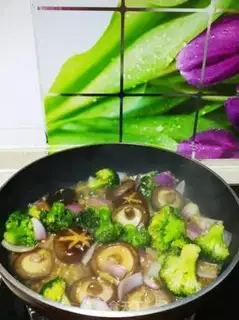 Make Fried mushroom broccoli step 6